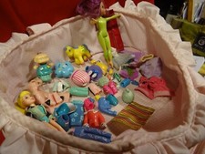 grand lot pour  jouer fillette couffin rose  2poupées/mini figurines et accessoi