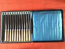 Coffret de couteaux de table manche en corne estampillés "A la Renaissance"19°s.