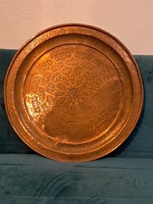 plateau en cuivre, 60cm, très bonne état. Année 60 acheté  au Maroc Et support 