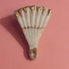 RARE  FEVE 1ère EPOQUE Bel "EVENTAIL"  biscuit décor or  Le Monde Illustré 1913