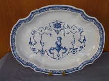 joli grand plat en faience du sud ouest début XIXe / decor moustier a la berain