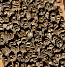 Lot de caractères à dorer police matériel de reliure dorure cuir bronze/laiton.