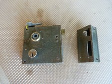 ANCIENNE SERRURE EN APPLIQUE AVEC BARILLET