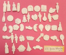  LOT DE 44 FEVES  PLASTIQUE  ANCIENNES TOUTES DIFFERENTES 