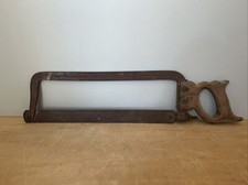 Ancienne Scie à Main Manche en Bois Gravé D.C Objet De Décoration