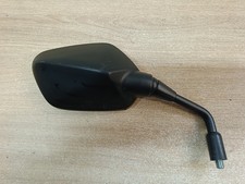 UN RETROVISEUR RETRO DROIT