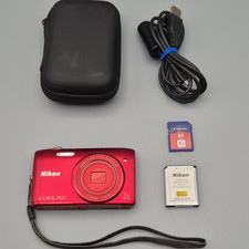 Great Nikon CoolPix S3500 20,1Mp Digital Compact Camera Red 7x Zoom, Charger