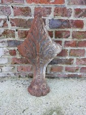 Pieds de baignoire XIXe en fonte, motif patte de lion et feuille