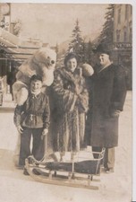 DAVOS . CARTE PHOTO . FAMILLE EN VACANCES D'HIVER . NEIGE .OURS BLANC . TRAINEAU