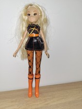  POUPEE WINX Flora  tenue noir et orange bas résille bottes 28cm - TTBE
