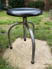 Tabouret tripode du Bauhaus à vis métal et bois laqué noir vers 1930 Etat TB