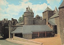 35 FOUGERES LA MAISON DES ARTISANS LA PORTE NOTRE DAME ET LE CHATEAU