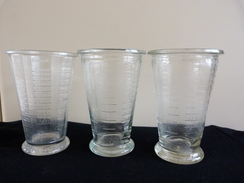 Ancien verre doseur gradué - , en