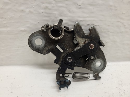 Système attache capot moteur