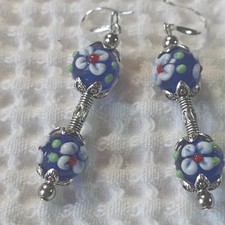 Boucles  d oreilles perles de murano fond bleu faite au chalumeau , peinte main