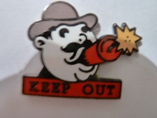  PIN'S  SAGGAY   /  KEEP  OUT