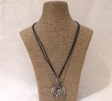 Scooter Paris. Collier pendentif strassé sur cordon noir. Neuf