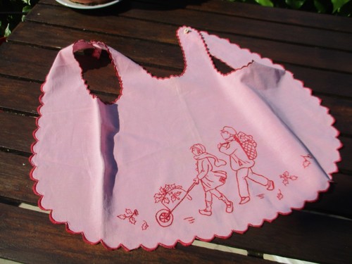 Tablier brodé main fillette - tablier,