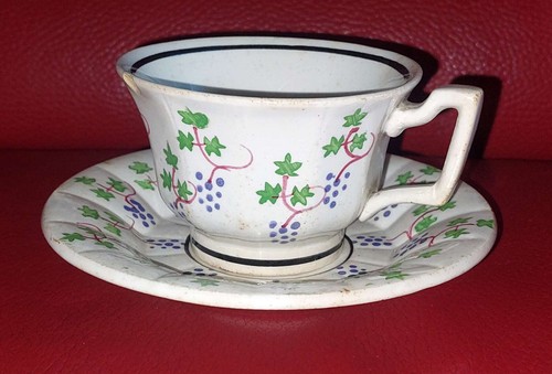 Ancienne tasse sous - ancienne,