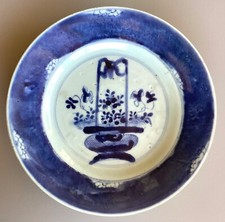 ASSIETTE CHINE ANCIEN PORCELAINE MOTIF PANIER FLEURI MARQUE KANXI DOS, D. 21 CM