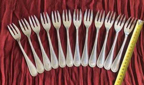 Série fourchettes à - de,