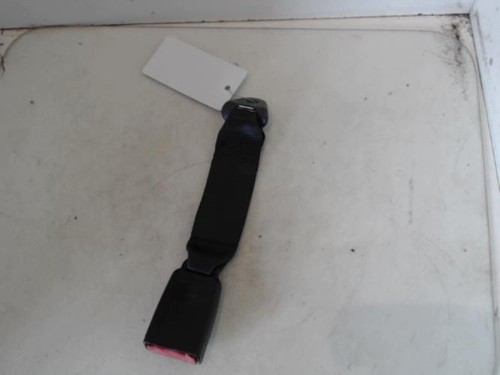 Attache ceinture arriere droit