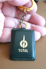 Ancien porte cle Automobile Station Service TOTAL Pompiste Garage Pavillons Bois