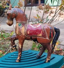 ANCIEN CHEVAL DE MARIAGE INDIEN EN BOIS SCULPTÉ PEINT 21,5 CM