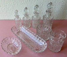 ancienne GARNITURE, NÉCESSAIRE DE TOILETTE en  CRISTAL clair TAILLÉ. BAYEL.RARE 