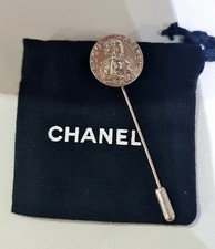  Chanel broche
