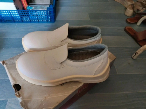 Chaussures sécurité mises - chaussures,