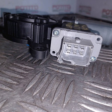 Moteur de lève-vitre avant