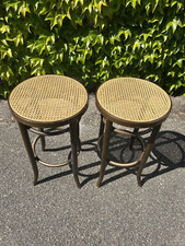 Deux tabourets de bar anciens en bois courbée et assise cannée