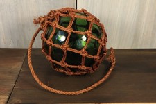 Ancien Flotteur de Pêche en Verre Soufflé Coloré Vert avec Filet Déco Mer Marine