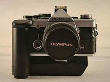 Olympus OM2N. Appareil photo argentique 35 mm avec 4 objectifs