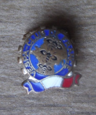 ancien petit insigne émaillée VESPA CLUB DE FRANCE MOUTEREAU Montorgueil Paris