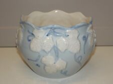 - JOLI ANCIEN PETIT CACHE POT CERAMIQUE BLANC BLEU décor Grappes RAISIN XXe D