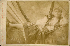 Chalot, Paris, jeune femme en tenue orientale. Vintage albumen print. Tirage