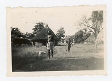 PHOTO snapshot, Afrique des hommes tribu hutte torse nu AFRICA