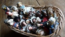 Petit berceau rotin ancien lot de 21 poupées régionales folklorique en celluloïd