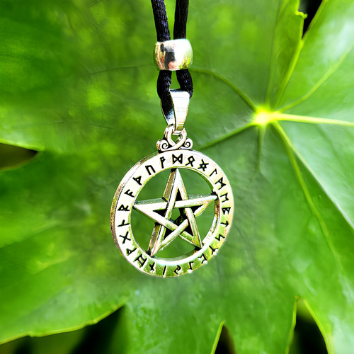 Collier pentacle rune