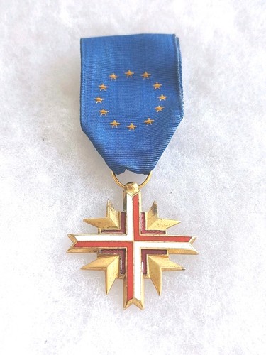 Une médaille croix du - une, "