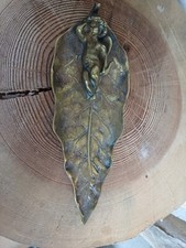 Bronze ancien vide-poche Cupidon endormi sur une feuille de style Cumberworth