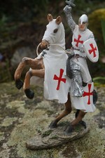 HF1459 FIGURINE CAVALIER  MEDIEVAL CROISE CHEVALIER TEMPLIER CHEVAL CABRE 17 CM