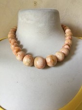 Collier ancien de grosses perles corail gorgone en très bon état.