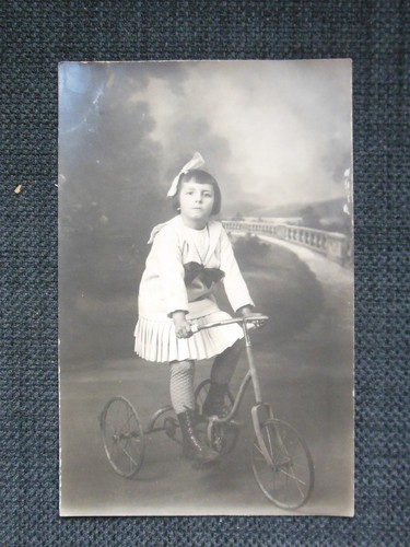 Fillette sur tricycle - fillette,
