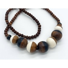 Collier de perles en bois
