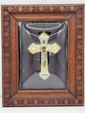 ancien crucifix en nacre sous dome de verre