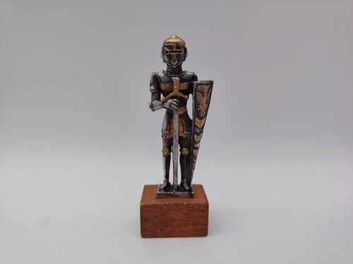 Soldat armure sur socle - soldat,