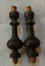 2 anciennes toupies en bois tourné - boiserie réparation chaise, buffet 